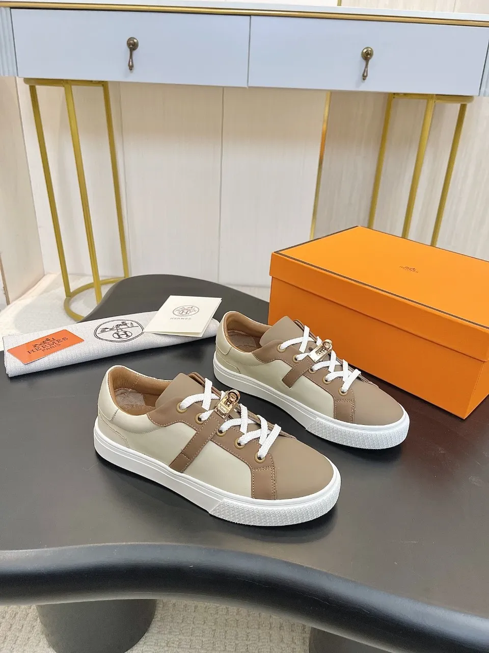 Men's Men's Shoes💰620❤️❤️❤️HERMES 2021 latest Kelly buckle white sneakers are online! The highest version on the market! Purchasing level quality! The H family rarely produces flat casual shoes, and they are styled with classic palladium-plated Kelly shoe buckles! Create a fashionable urban look that perfectly embodies the noble and elegant style of Hermès! Material selection: Fabric imported cowhide, lining + foot pads imported sheepskin, original molded TPU outsole, heavy gold molded kelly buckle full of texture Size: Female: 35-41 (41 is not returnable) Male: 39-45 (45 is not returnable)